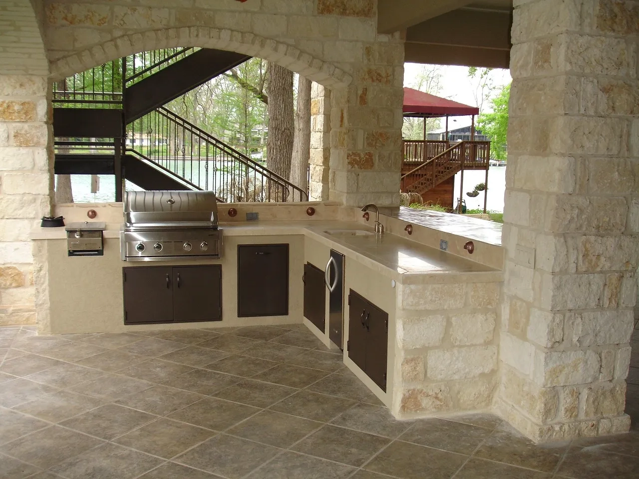 Best Stone Materials for Your Texas Outdoor Kitchen